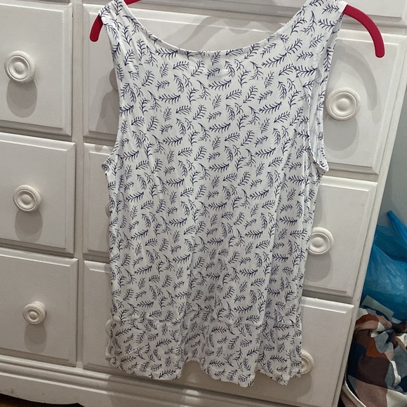 Old navy loose fitting tank - Picture 2 of 3